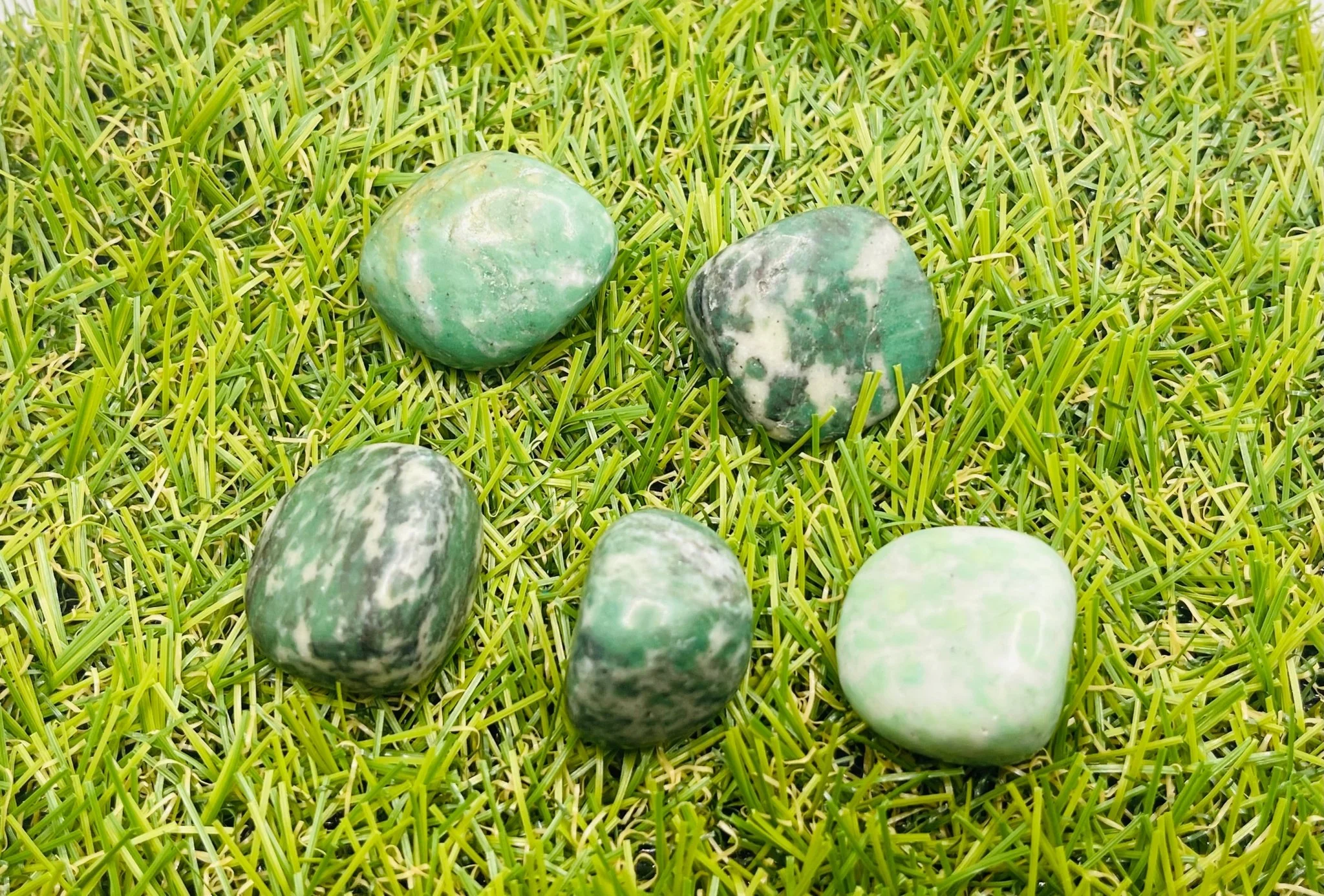 Lot de 5 pierres roulées naturelles en Jade vert – Image 2