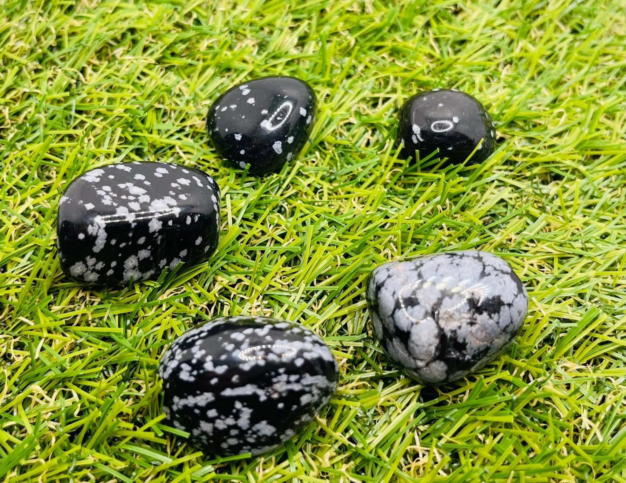 Lot de 5 pierres roulées naturelles en Obsidienne flocon – Image 3