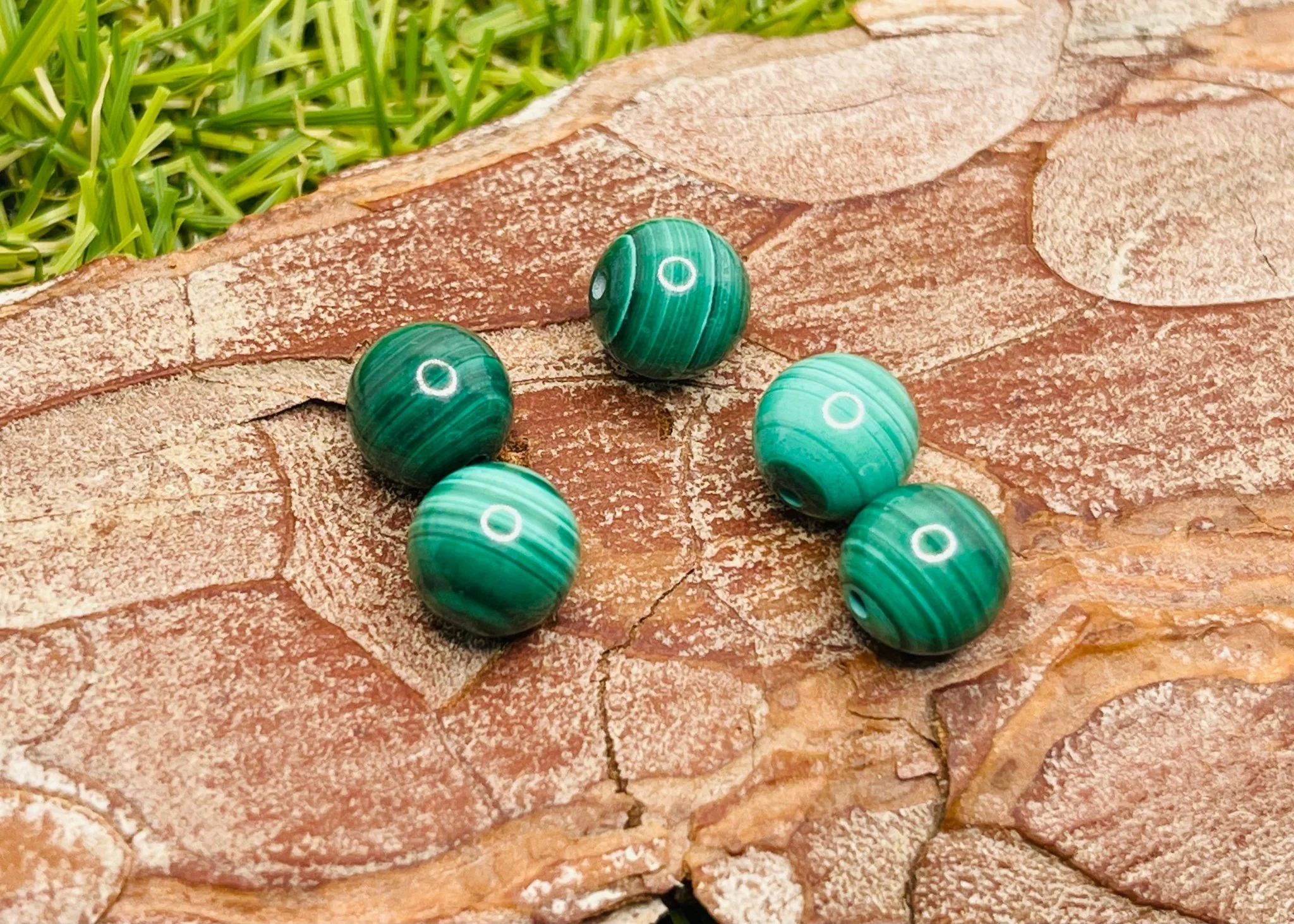 Lot de 5 Perles naturelles en Malachite en 8 mm semi percées – Image 2