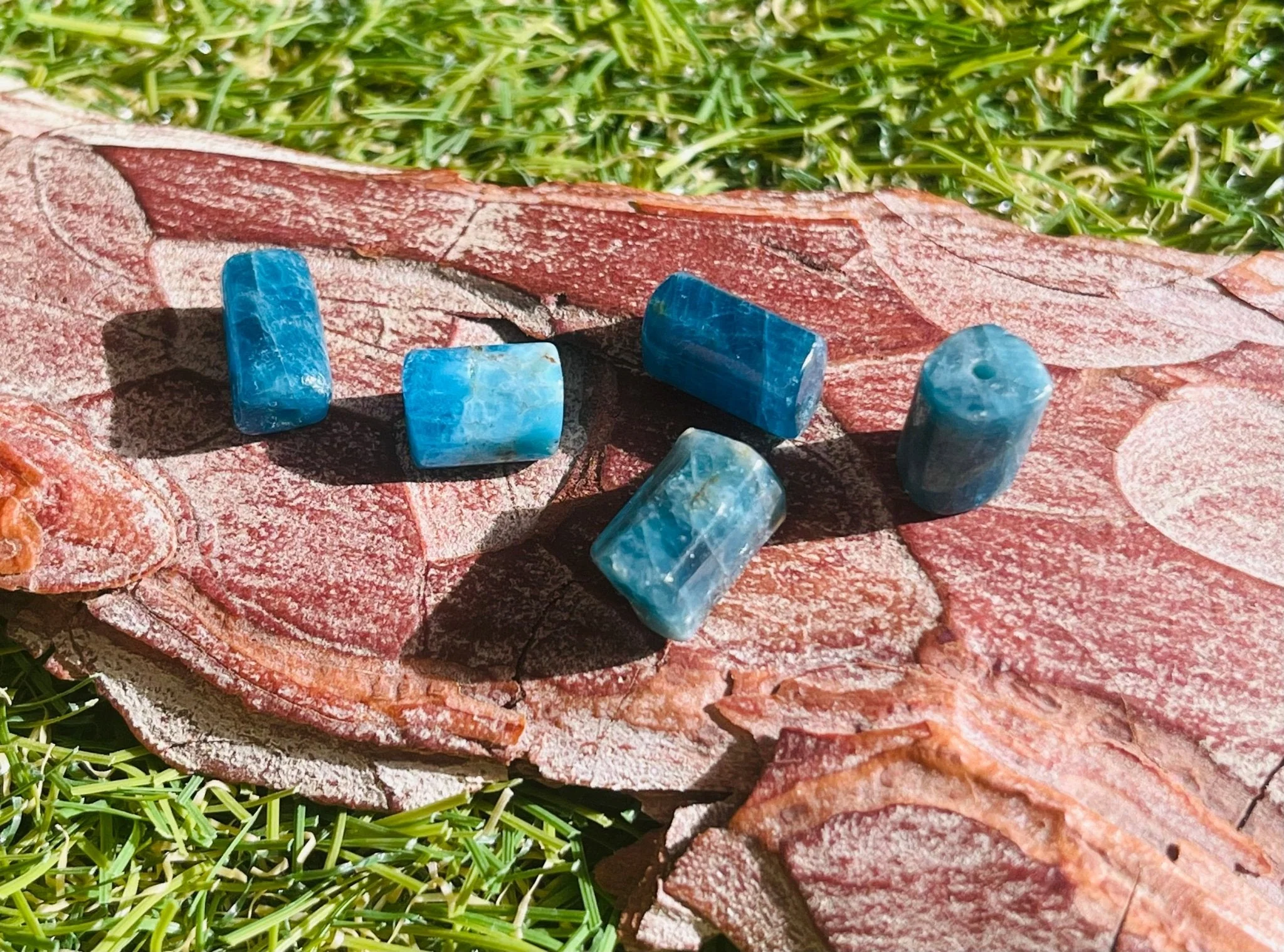 Lot de 5 Perles naturelles tubes en Apatite