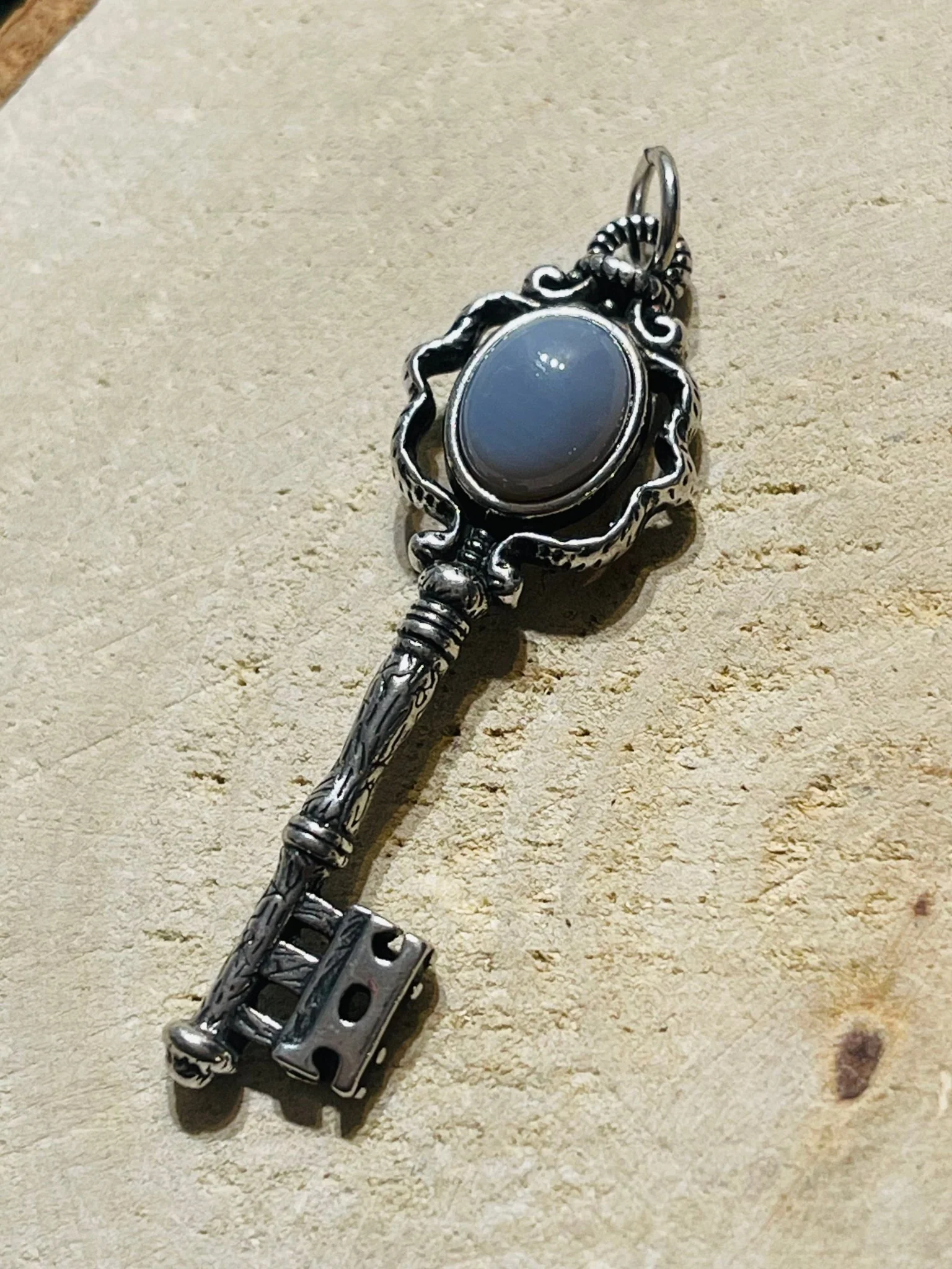 Pendentif en forme de clé et en Agate grise – Image 3