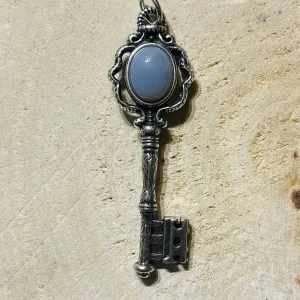Pendentif en forme de clé et en Agate grise
