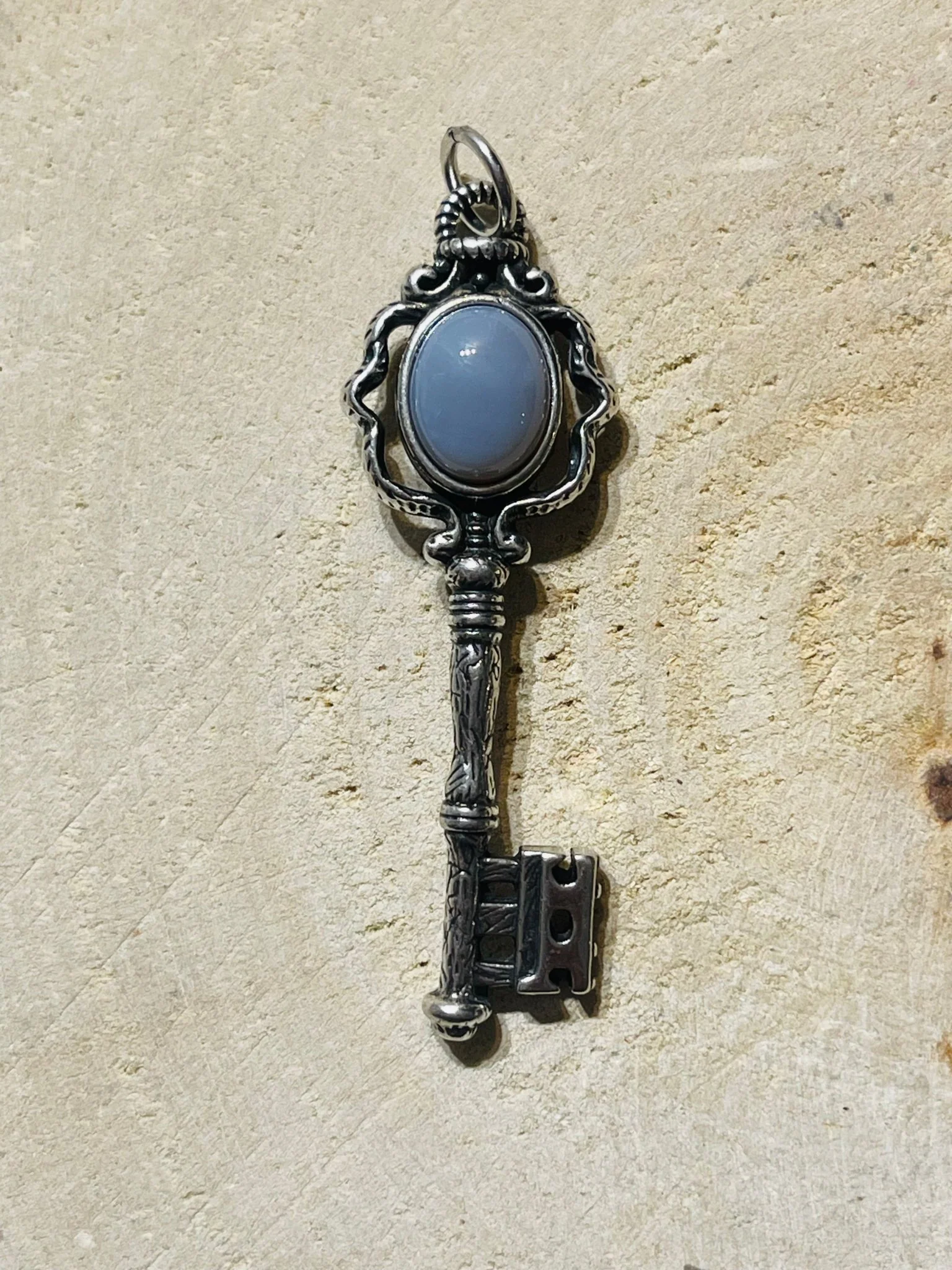 Pendentif en forme de clé et en Agate grise – Image 2