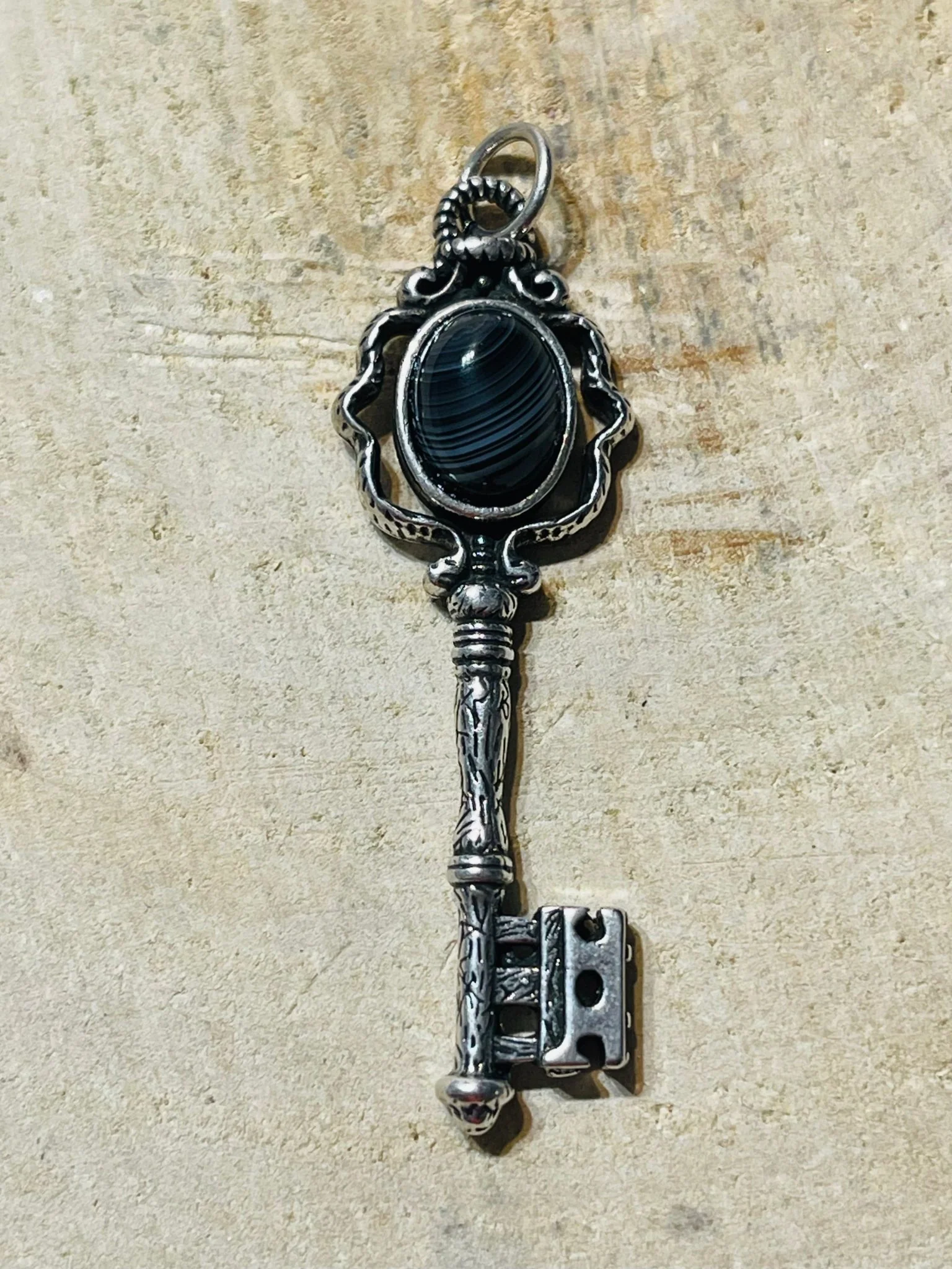 Pendentif en forme de clé et en Agate – Image 2