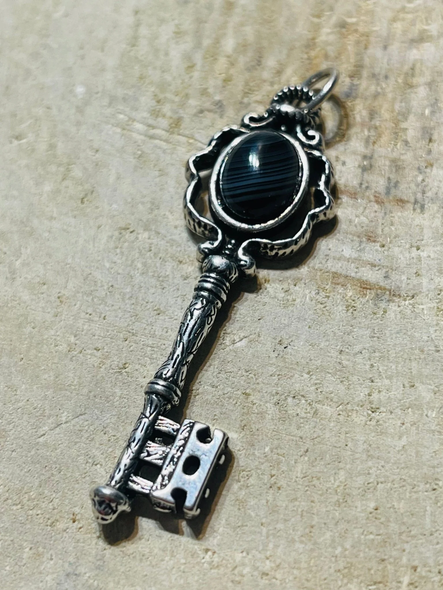 Pendentif en forme de clé et en Agate – Image 4