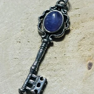 Pendentif en forme de clé et en améthyste