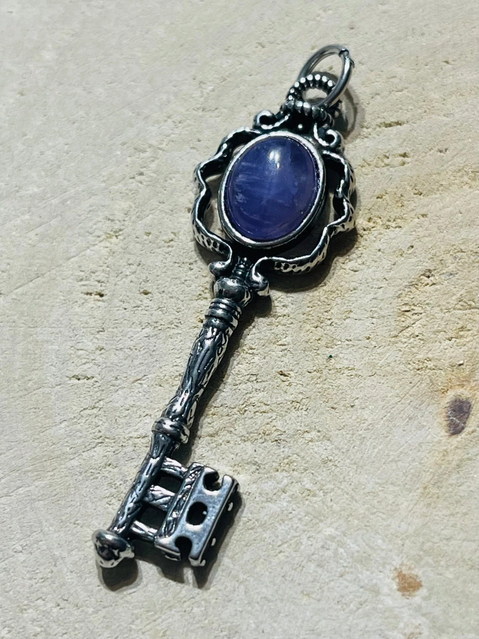 Pendentif en forme de clé et en améthyste