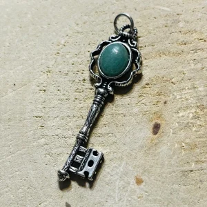 Pendentif en forme de clé et en Aventurine verte
