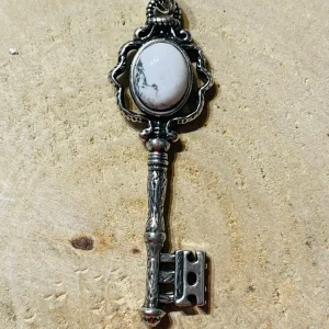 Pendentif en forme de clé et en Howlite