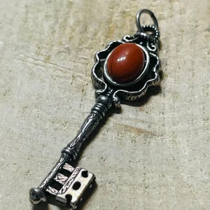 Pendentif en forme de clé et en Jaspe rouge
