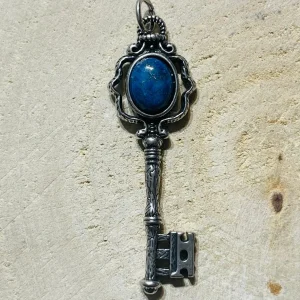 Pendentif en forme de clé et en Lapis lazuli
