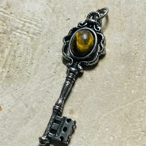Pendentif en forme de clé et en Œil de tigre