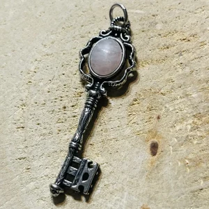 Pendentif en forme de clé et en Quartz rose
