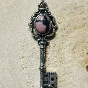 Pendentif en forme de clé et en Rhodonite