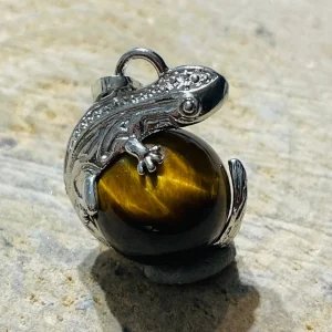 Pendentif en forme de lézard avec une boule en oeil de tigre qui tourne sur elle même