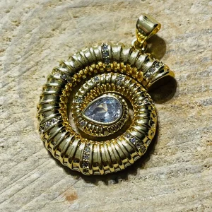 Pendentif en forme d’escargot et de diamants Cz