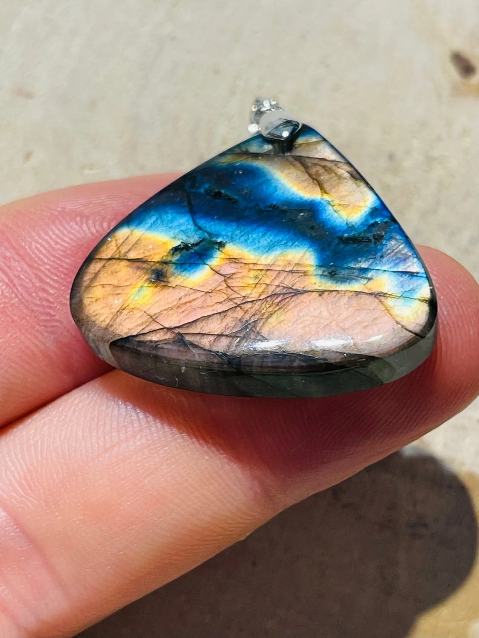 Pendentif en Labradorite arc en ciel (3)