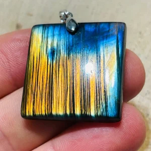 Pendentif en Labradorite arc en ciel (4)