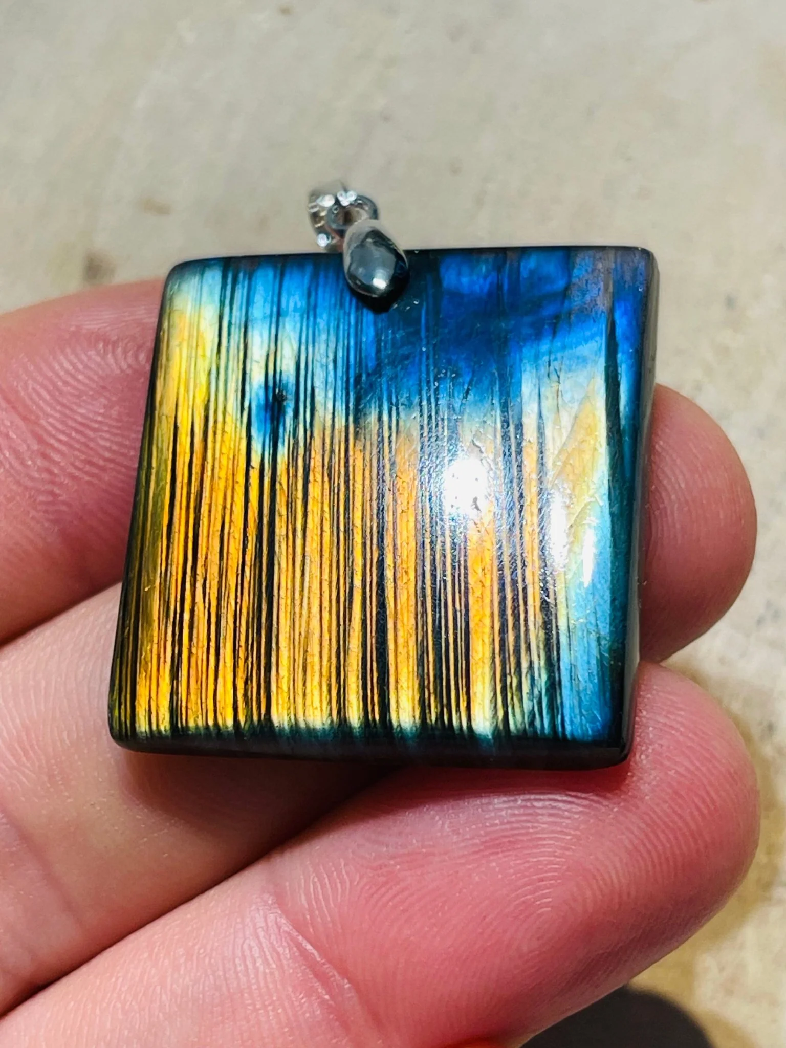 Pendentif en Labradorite arc en ciel (4)