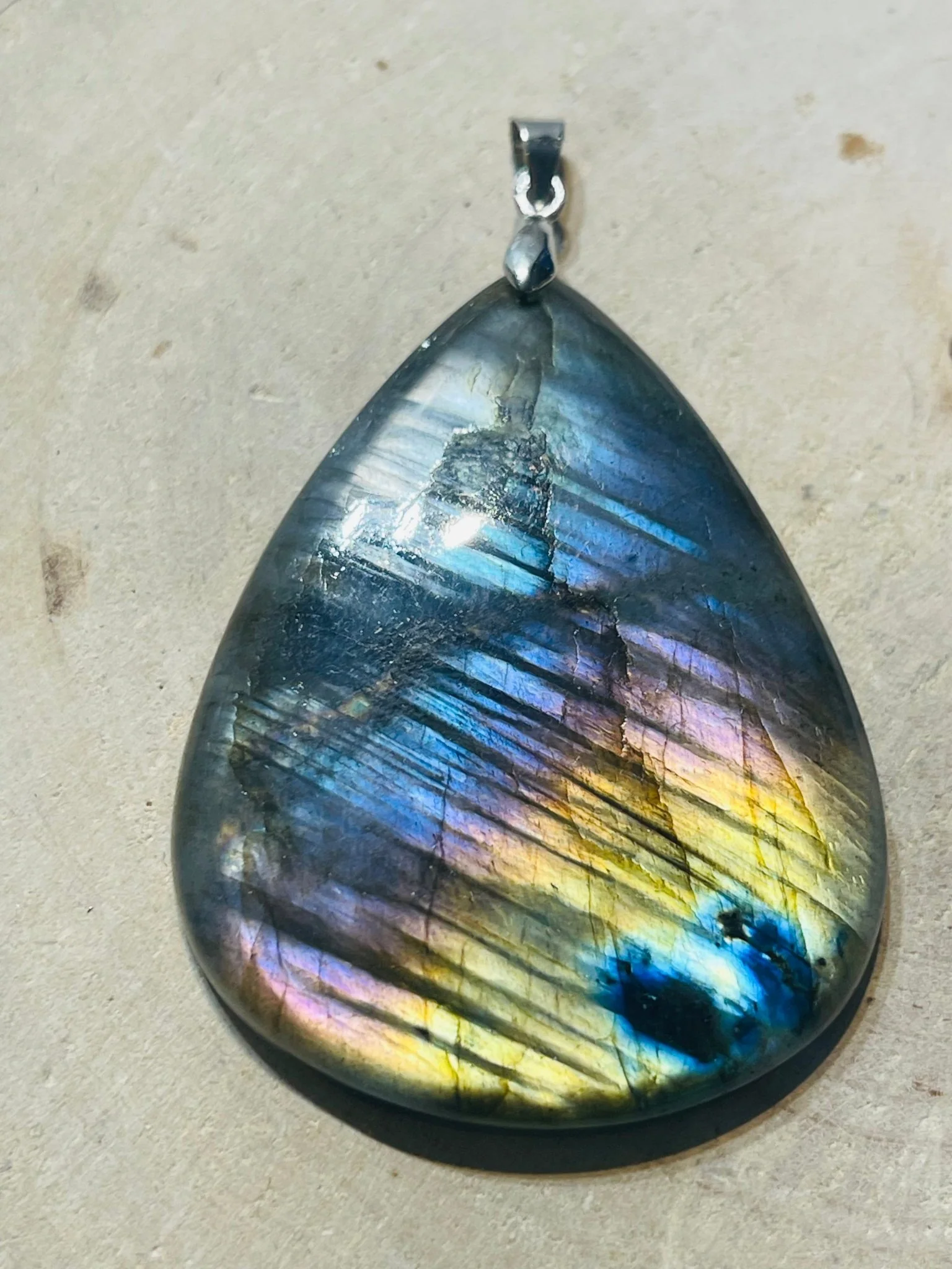 Pendentif en Labradorite arc en ciel – Image 3