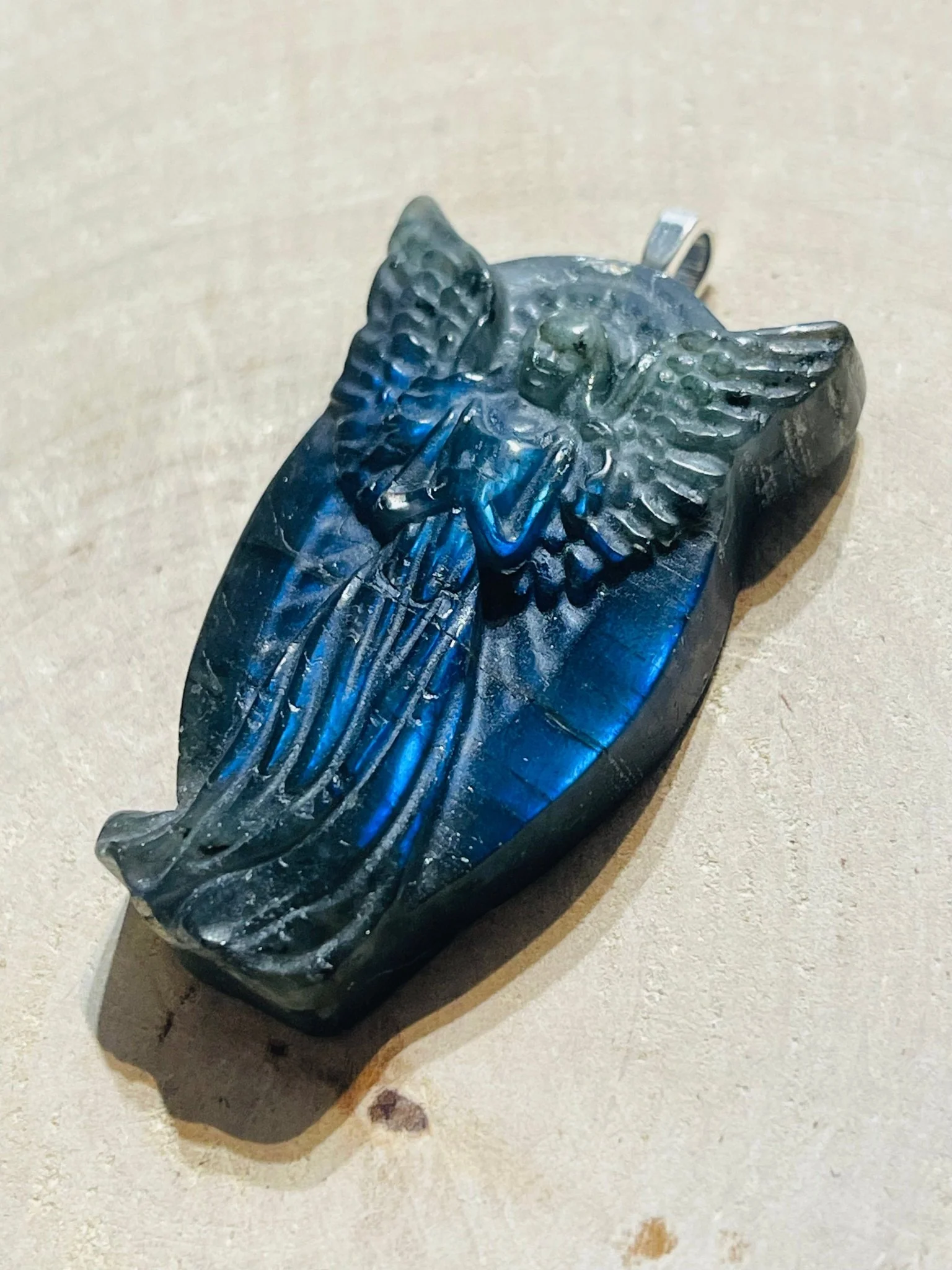Pendentif en Labradorite en forme d’ange (1) – Image 3