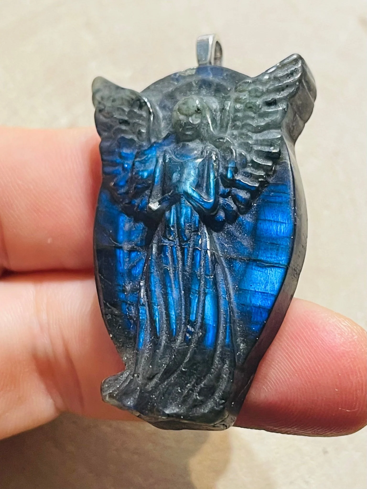 Pendentif en Labradorite en forme d’ange (1) – Image 2