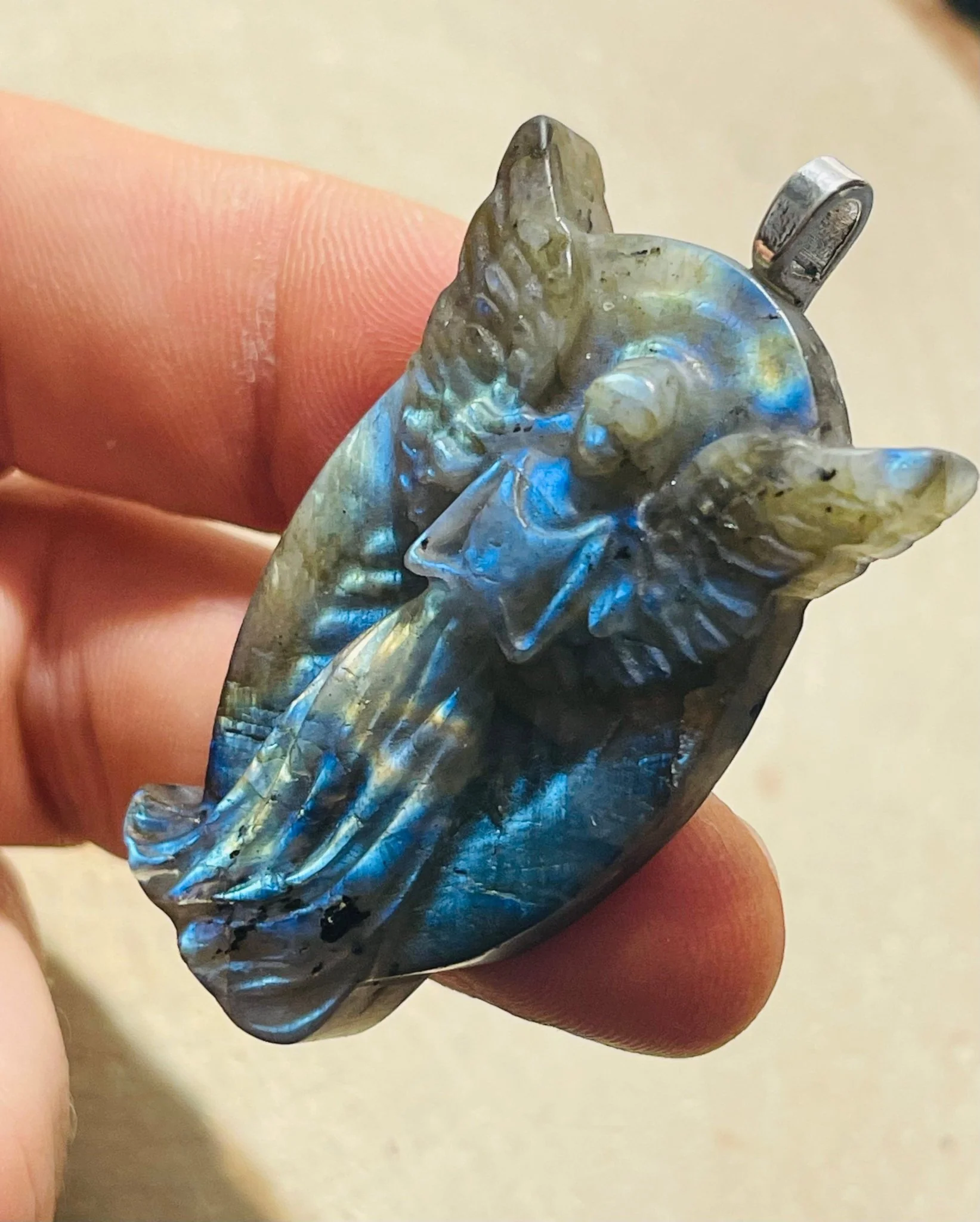 Pendentif en Labradorite en forme d’ange (2) – Image 3