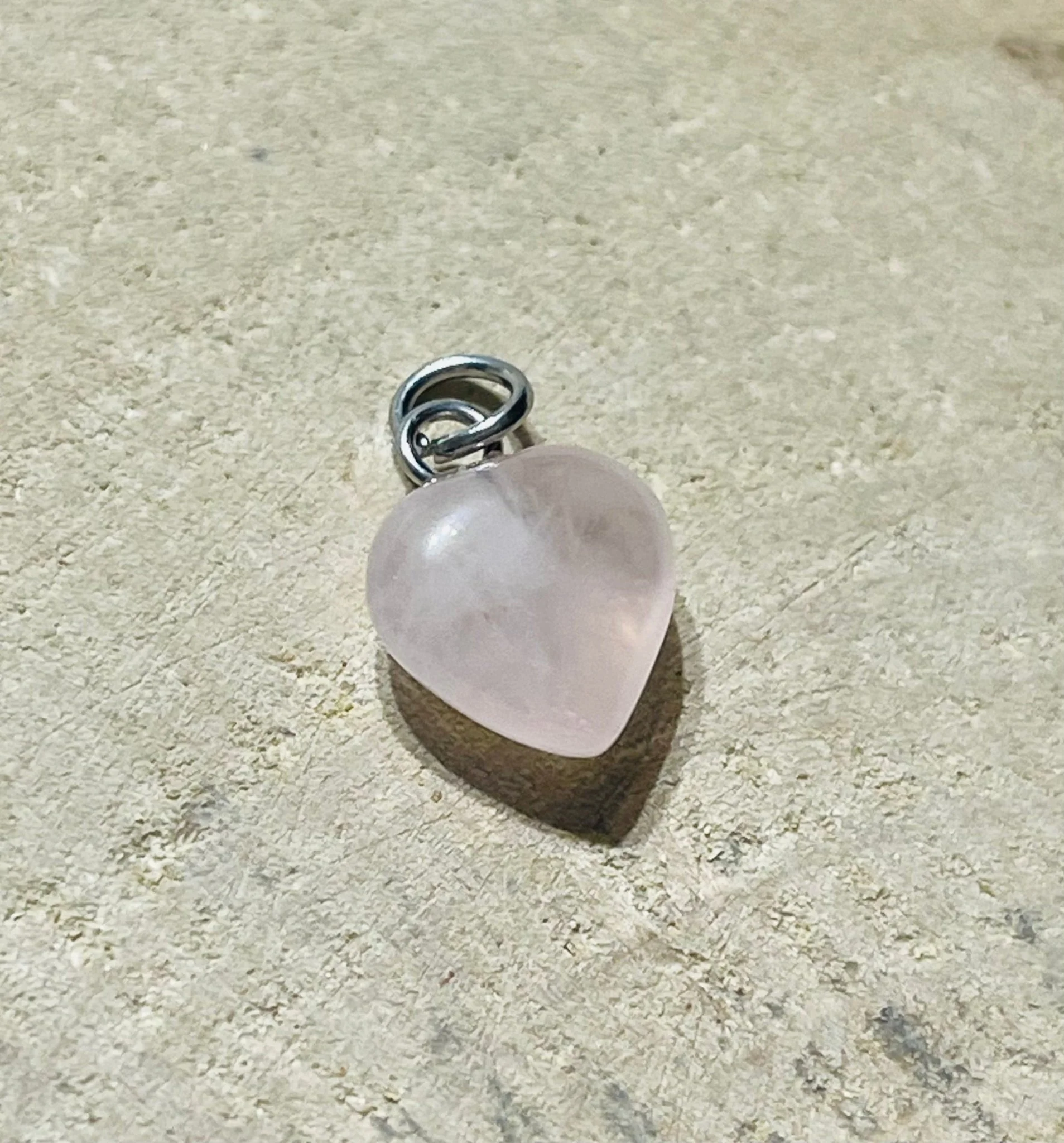 Pendentif en Quartz rose en forme de cœur – Image 3