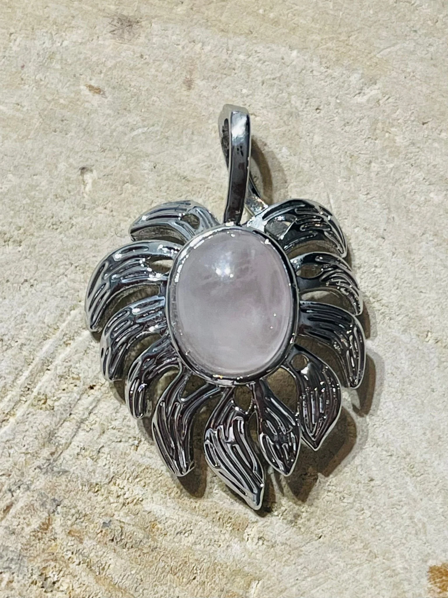 Pendentif en Quartz rose en forme de feuille
