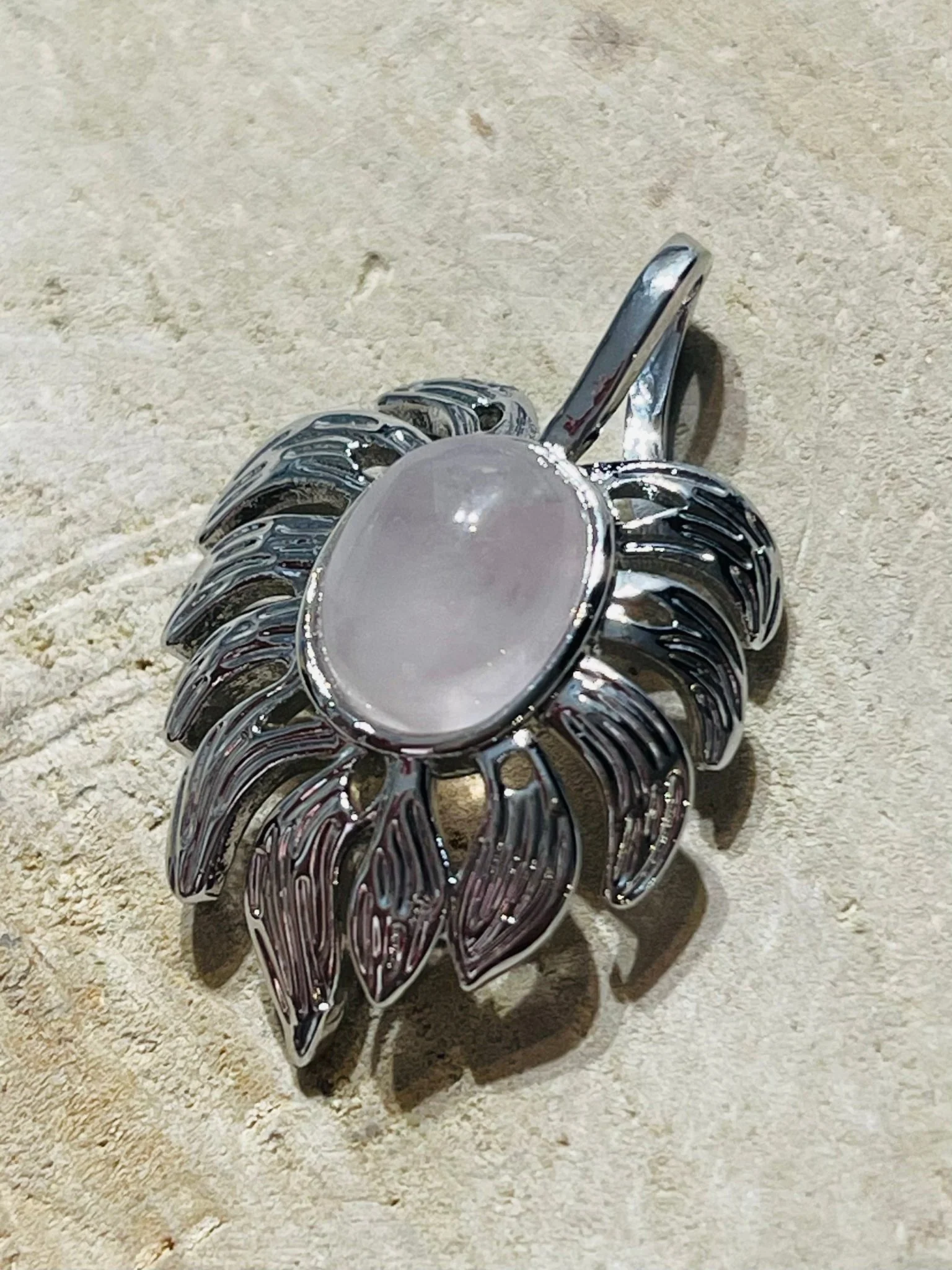 Pendentif en Quartz rose en forme de feuille – Image 3