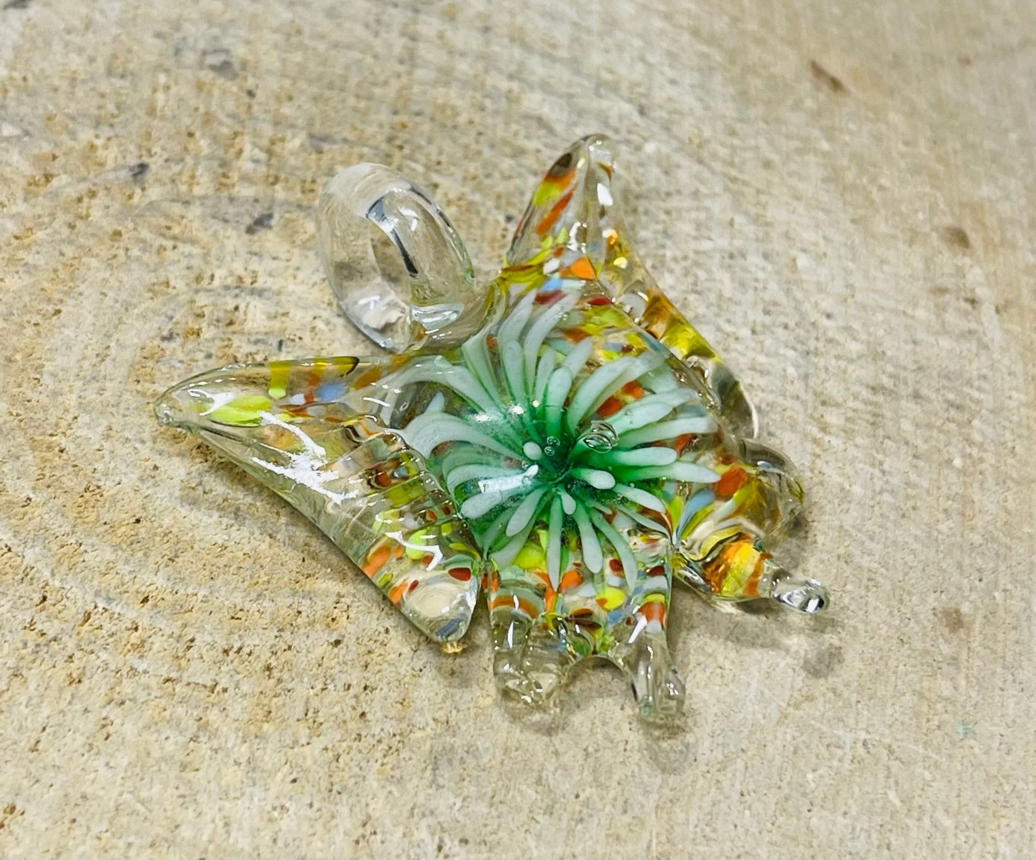 Pendentif en verre en forme de papillon avec fleur à l’intérieur. – Image 7