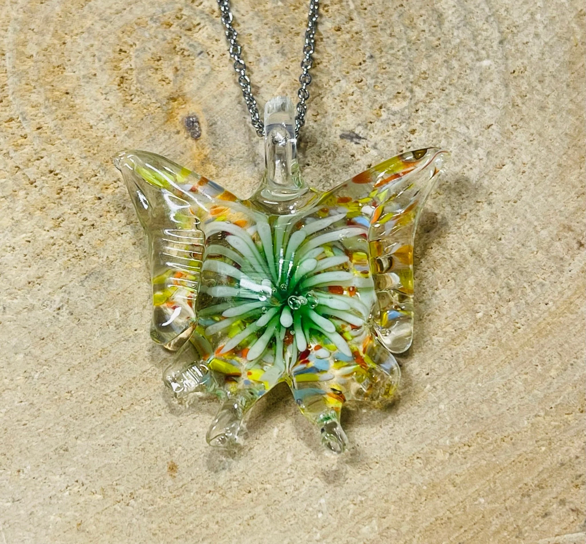 Pendentif en verre en forme de papillon avec fleur à l’intérieur. – Image 8
