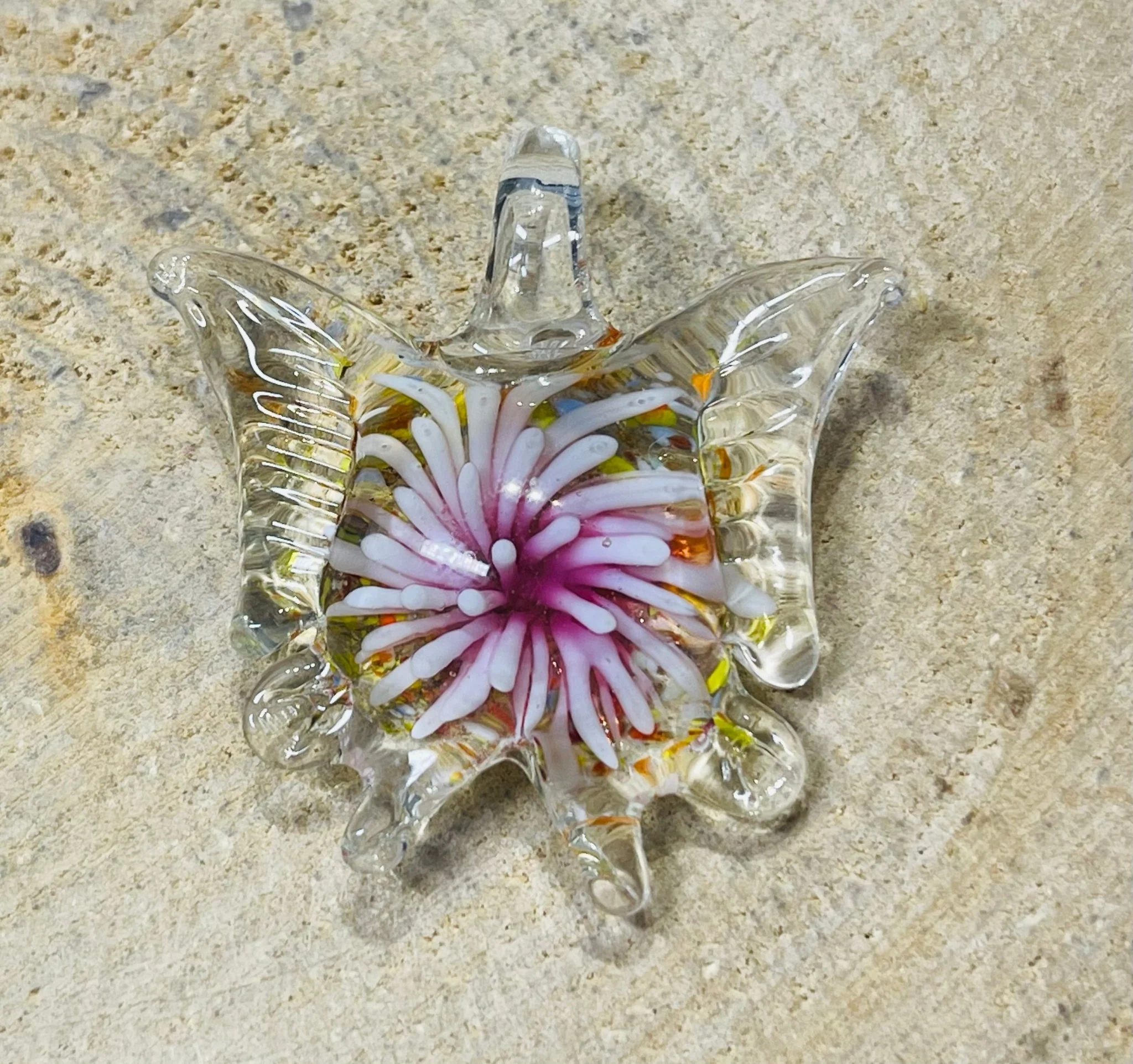 Pendentif en verre en forme de papillon avec fleur à l’intérieur. – Image 3