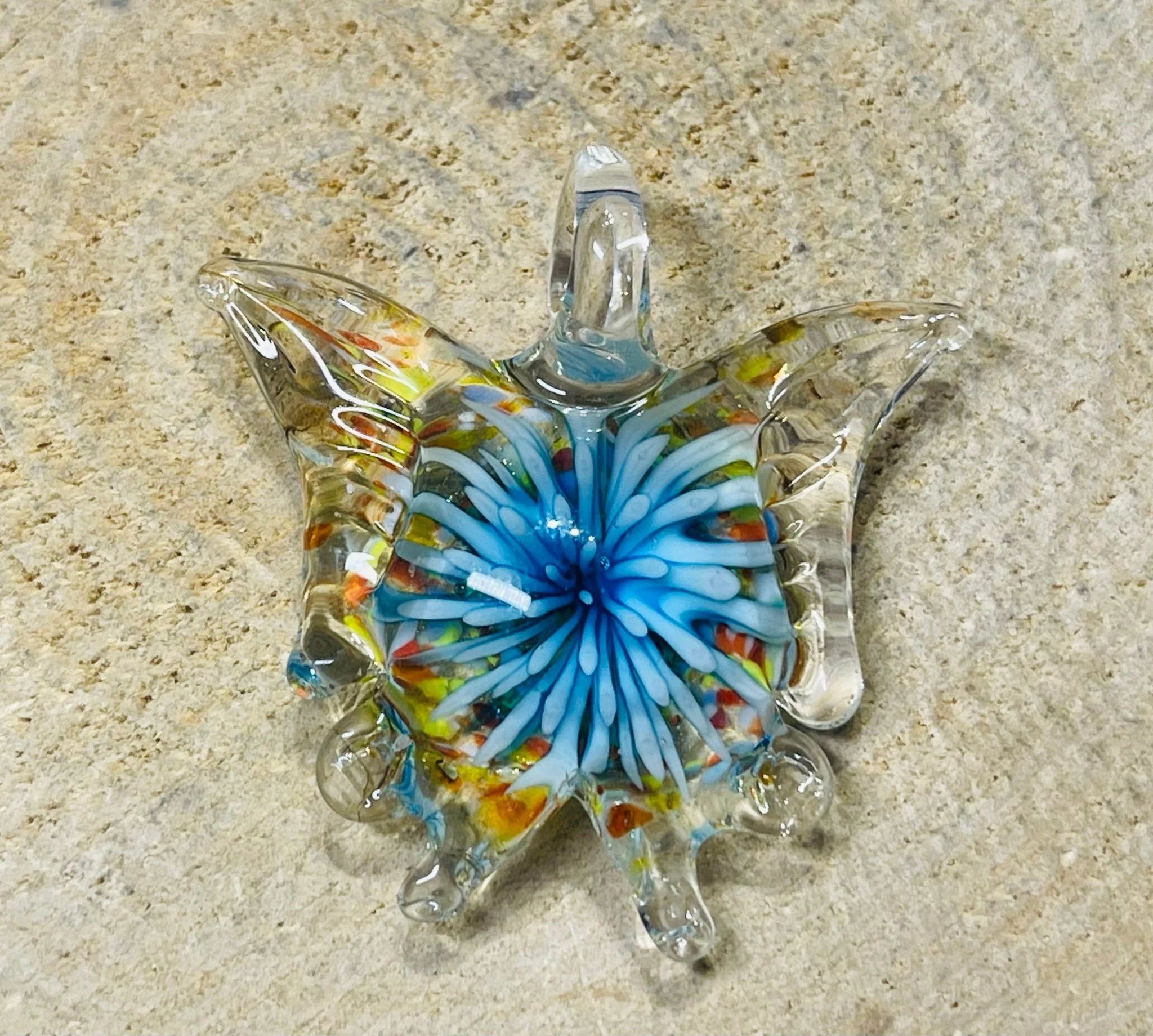 Pendentif en verre en forme de papillon avec fleur à l’intérieur. – Image 9