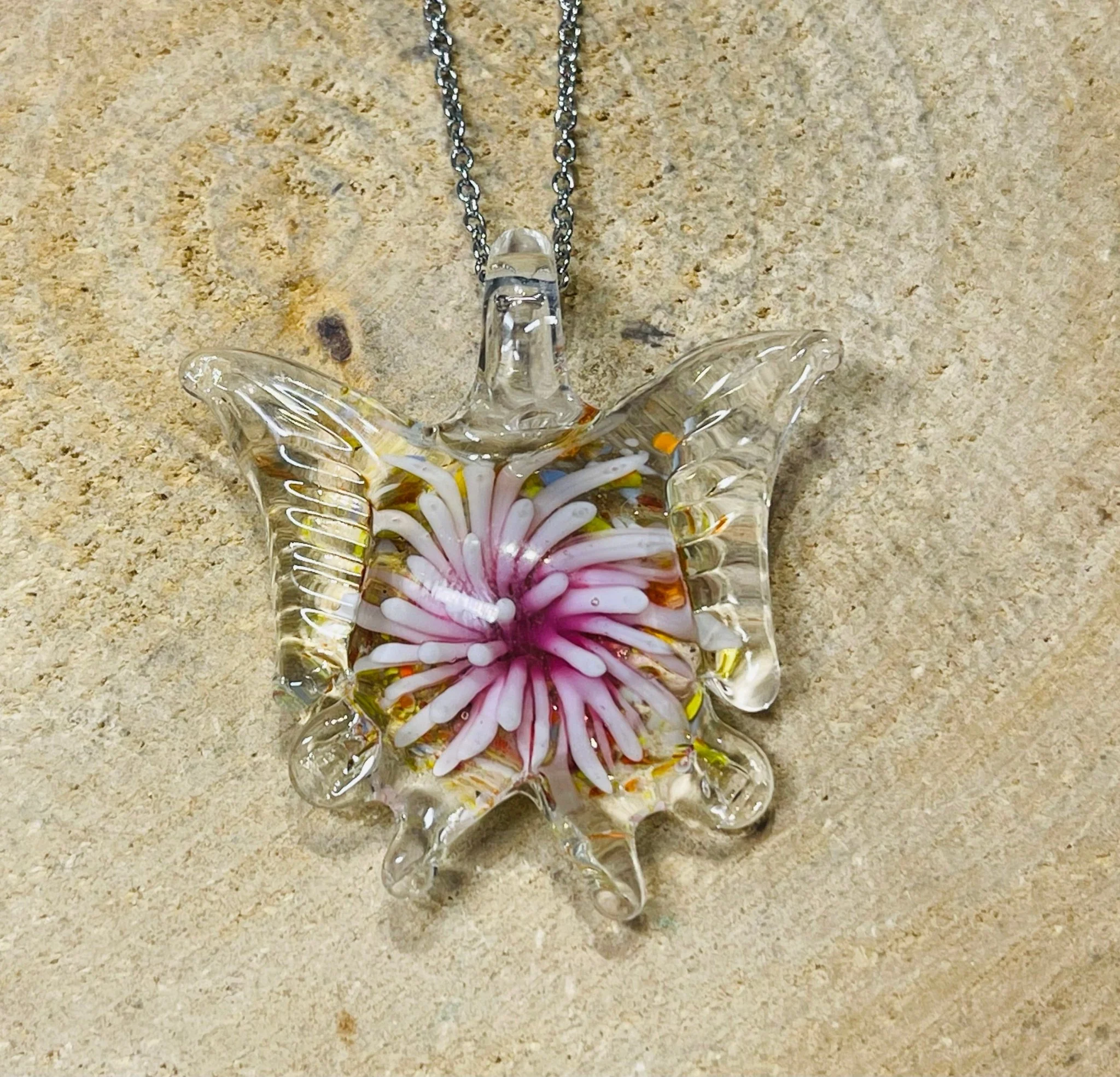 Pendentif en verre en forme de papillon avec fleur à l’intérieur. – Image 5