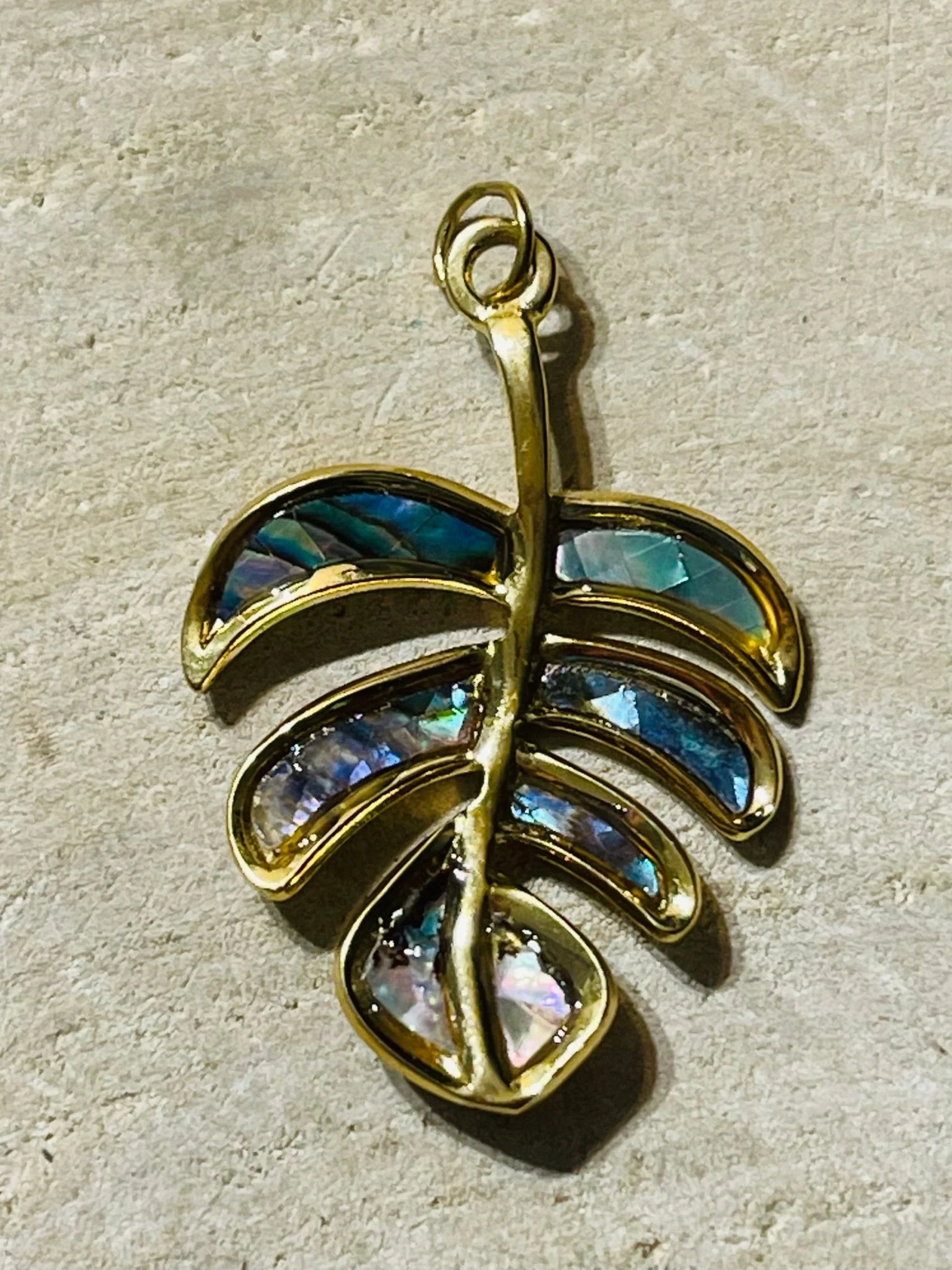 Pendentif Feuille dorée en coquille d’Ormeau – Image 3