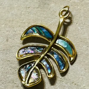 Pendentif Feuille dorée en coquille d’Ormeau