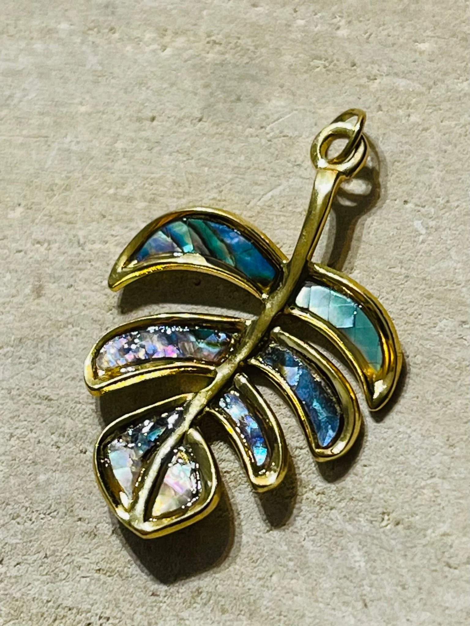 Pendentif Feuille dorée en coquille d’Ormeau – Image 2