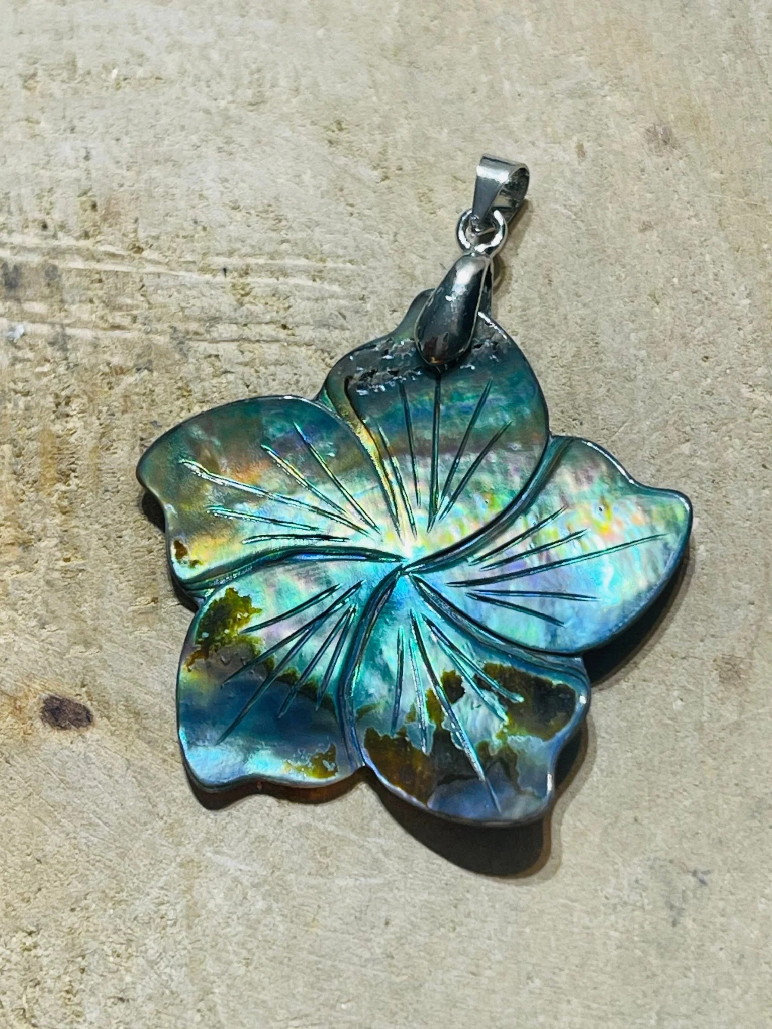 Pendentif Fleur en coquille d’ Ormeau
