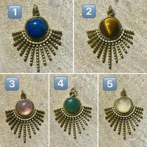 Pendentif soleil doré serti de différentes pierres