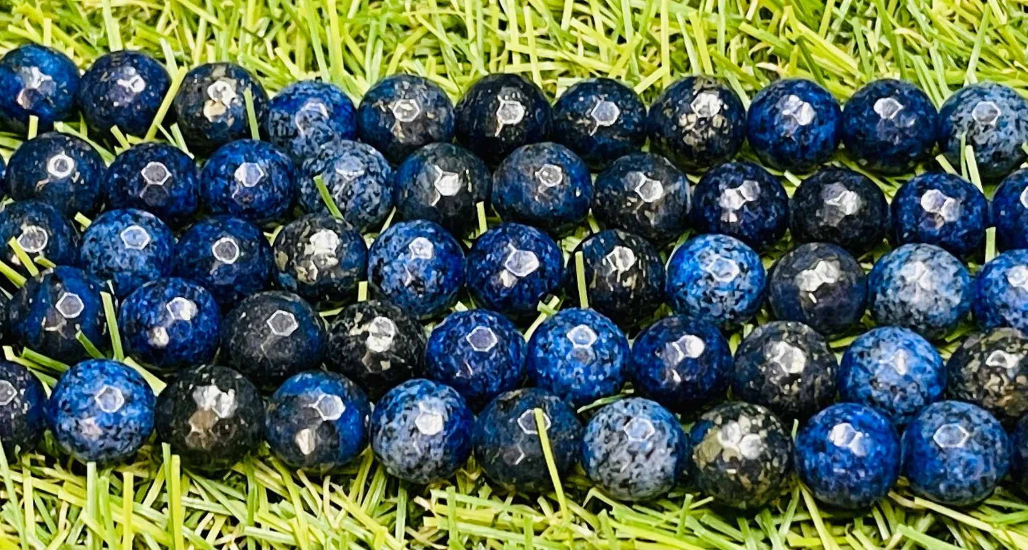 Perles en pierre naturelle en Lapis lazuli à facettes en 8 mm – Image 2