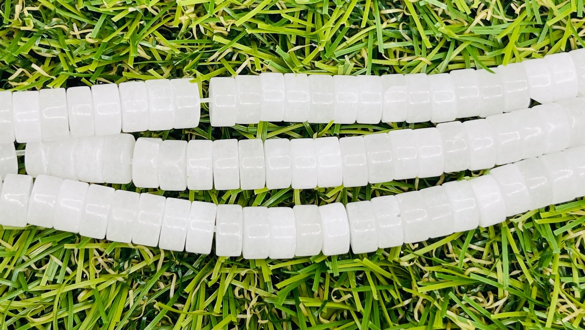 Perles naturelles Heishi en Jade blanc en 6 mm – Image 2