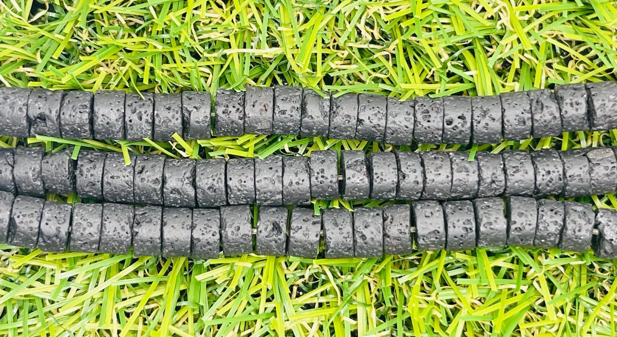 Perles naturelles Heishi en Pierre de Lave en 6 mm – Image 2